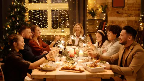 Familia disfrutando de una cena de Navidad Familia disfrutando de una cena de Navidad