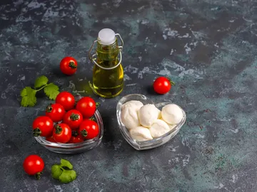 Tomates cherry, burrata y aceite de oliva Tomates cherry, burrata y aceite de oliva
