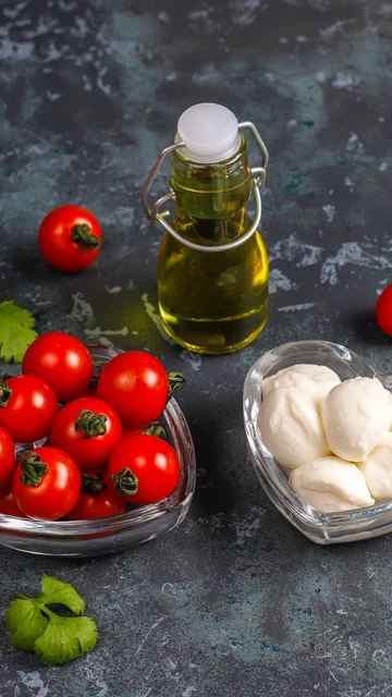 Tomates cherry, burrata y aceite de oliva
