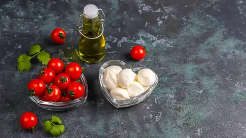 Tomates cherry, burrata y aceite de oliva Tomates cherry, burrata y aceite de oliva