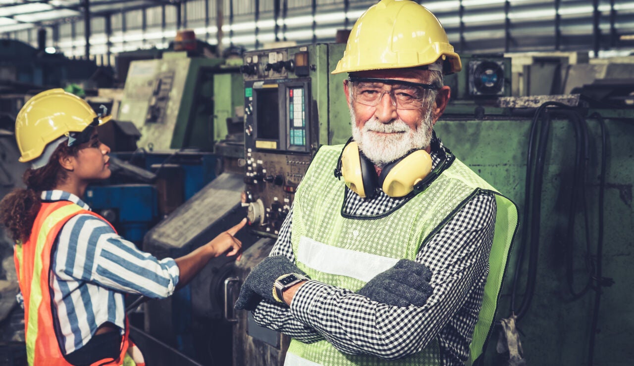 Hombre mayor trabajando en una f&aacute;brica