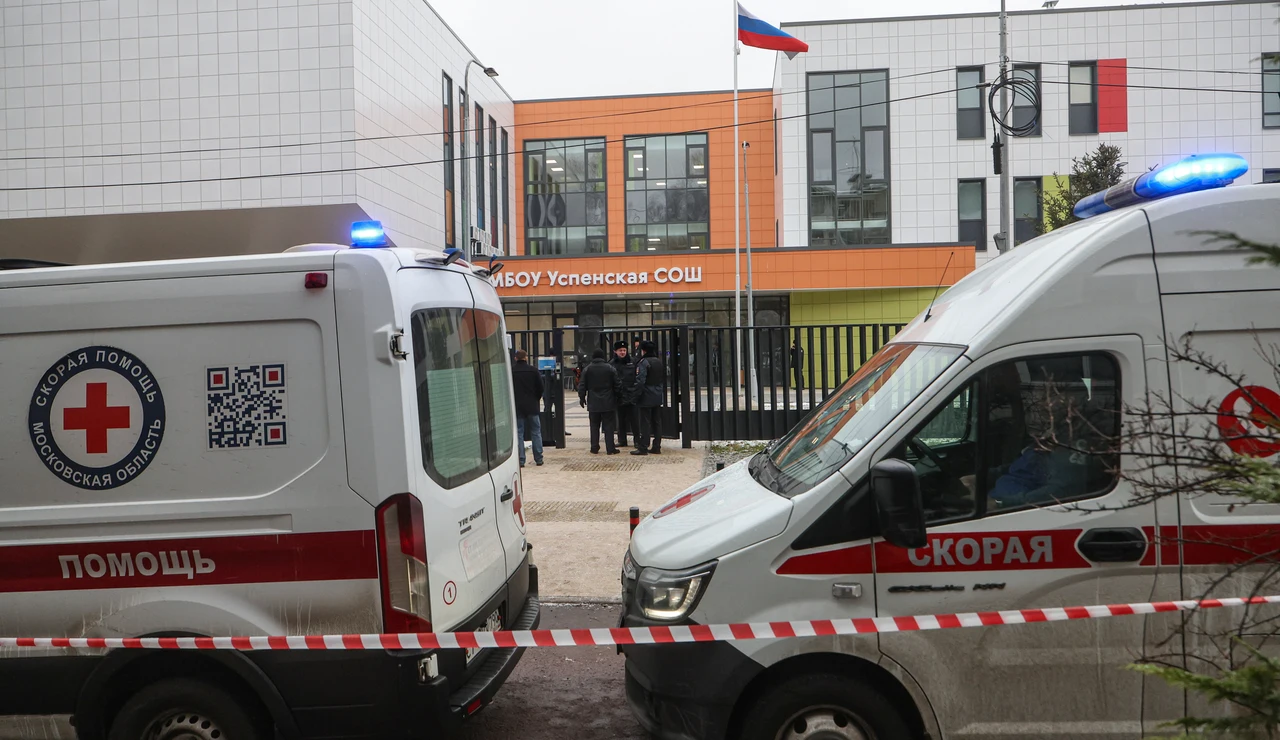 Ambulancias en la Escuela Uspenskaya en el Distrito de Odintsovo