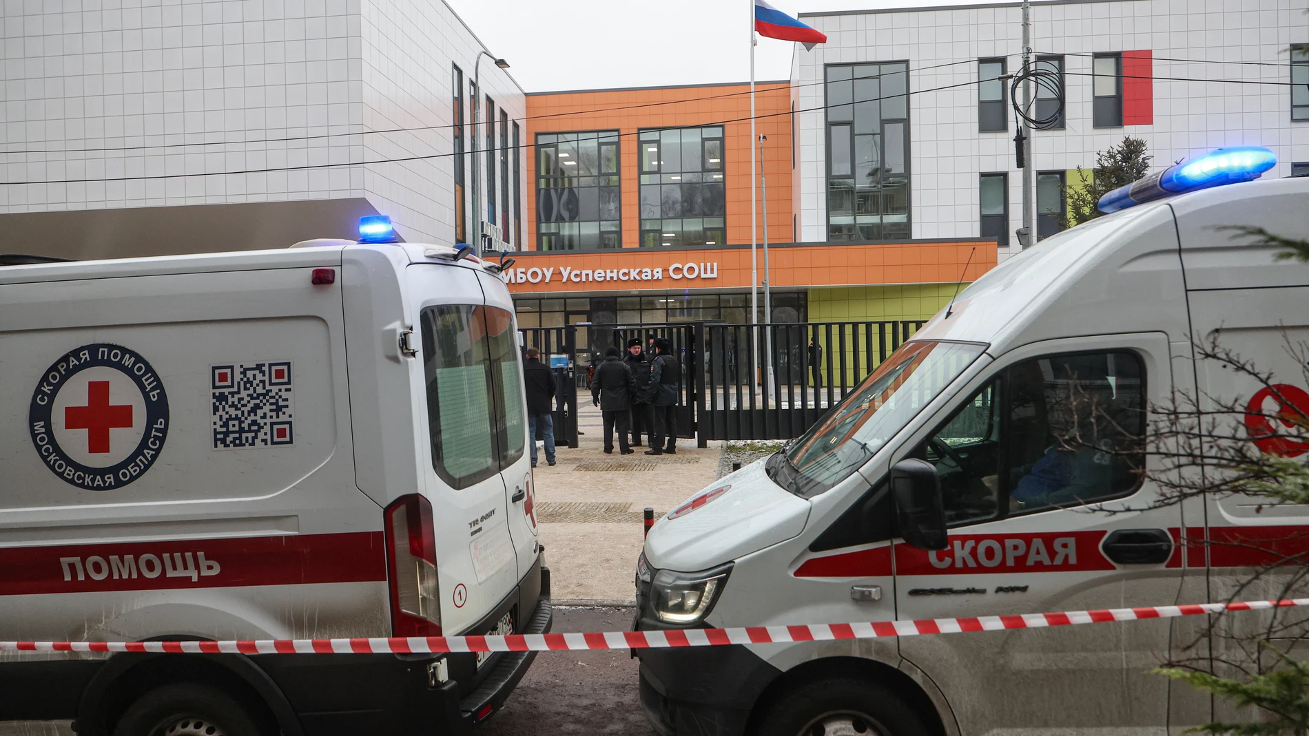 Ambulancias en la Escuela Uspenskaya en el Distrito de Odintsovo Ambulancias en la Escuela Uspenskaya en el Distrito de Odintsovo