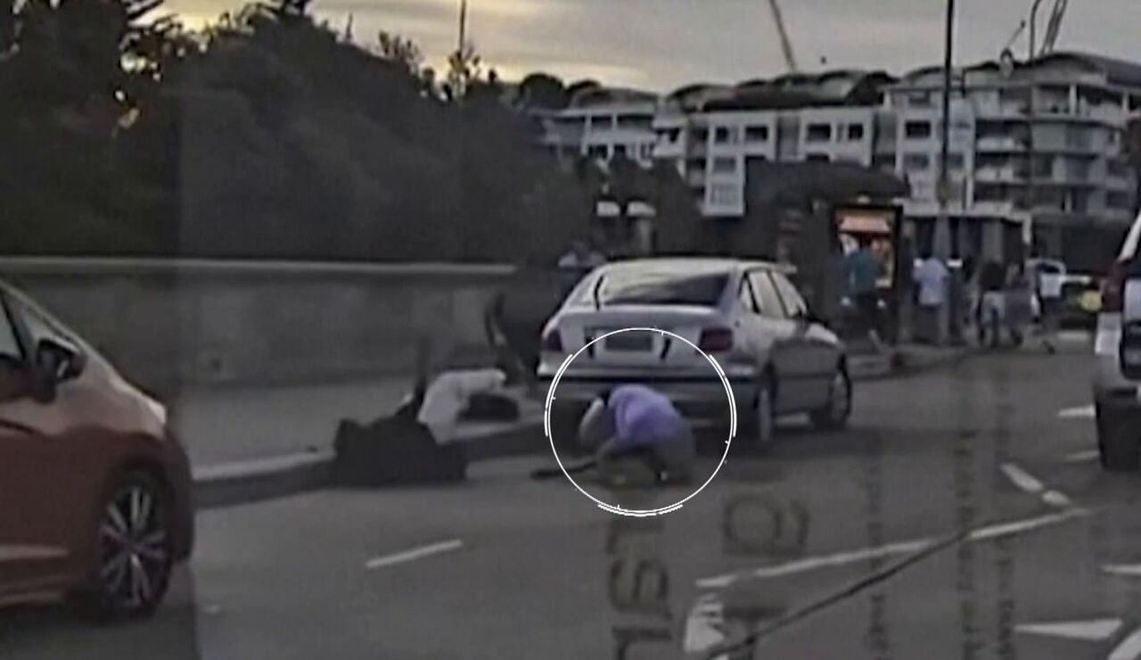 Im&aacute;genes del hombre forcejeando contra uno de los presuntos terroristas