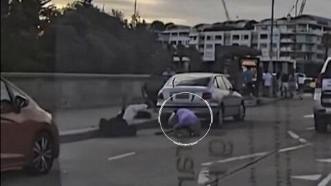 Im&aacute;genes del hombre forcejeando contra uno de los presuntos terroristas