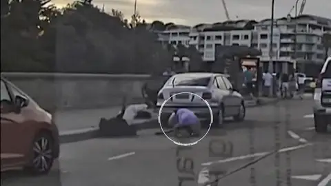 Imágenes del hombre forcejeando contra uno de los presuntos terroristas Imágenes del hombre forcejeando contra uno de los presuntos terroristas