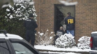 Agentes del FBI investigando el lugar de los hechos