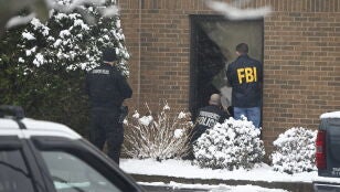Agentes del FBI investigando el lugar de los hechos