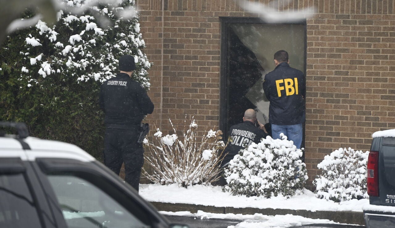 Agentes del FBI investigando el lugar de los hechos