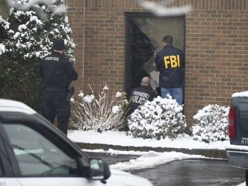 Agentes del FBI investigando el lugar de los hechos