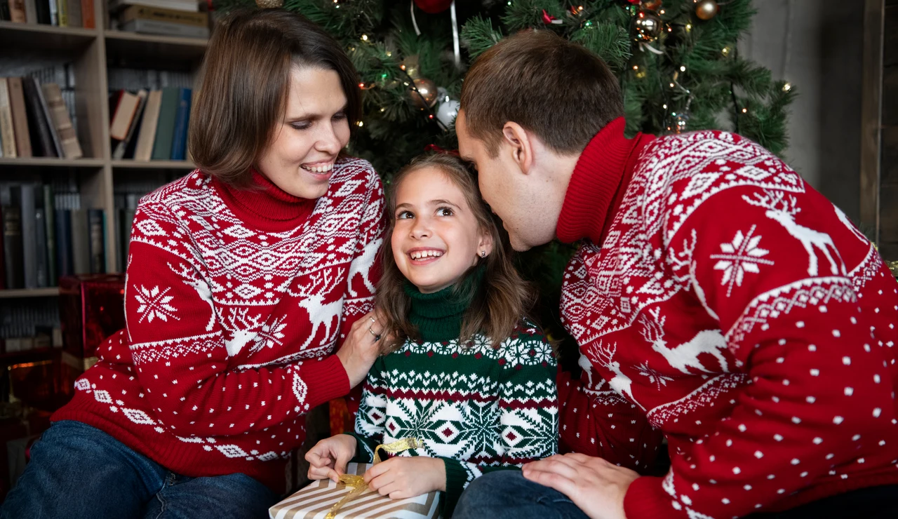 Familia con jerséis navideños