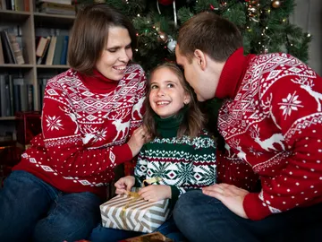 Familia con jerséis navideños Familia con jerséis navideños