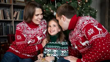 Familia con jerséis navideños Familia con jerséis navideños