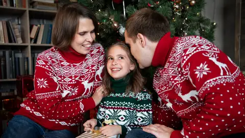 Familia con jerséis navideños Familia con jerséis navideños