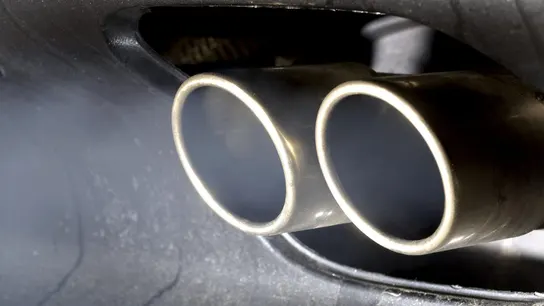 Tubo de escape con humo Tubo de escape con humo
