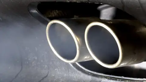 Tubo de escape con humo Tubo de escape con humo