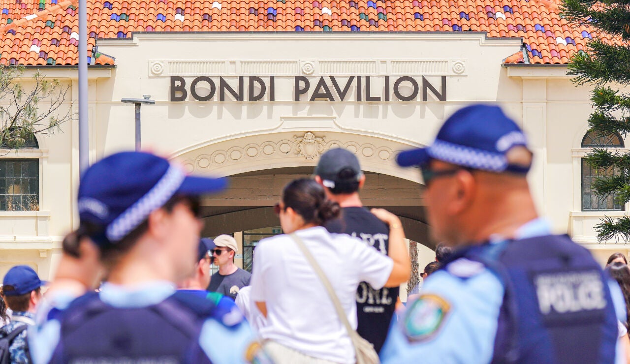 Polic&iacute;as australianos en la playa de Bondi