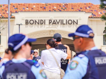 Polic&iacute;as australianos en la playa de Bondi