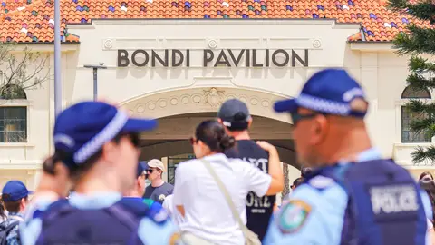 Policías australianos en la playa de Bondi Policías australianos en la playa de Bondi