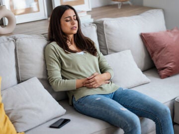 Chica con dolores de barriga