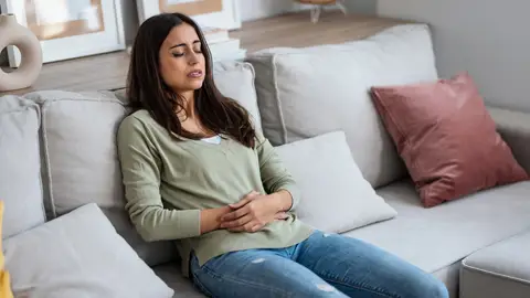 Chica con dolores de barriga Chica con dolores de barriga