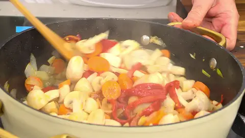 Sazona y rehoga todo a fuego medio Sazona y rehoga todo a fuego medio