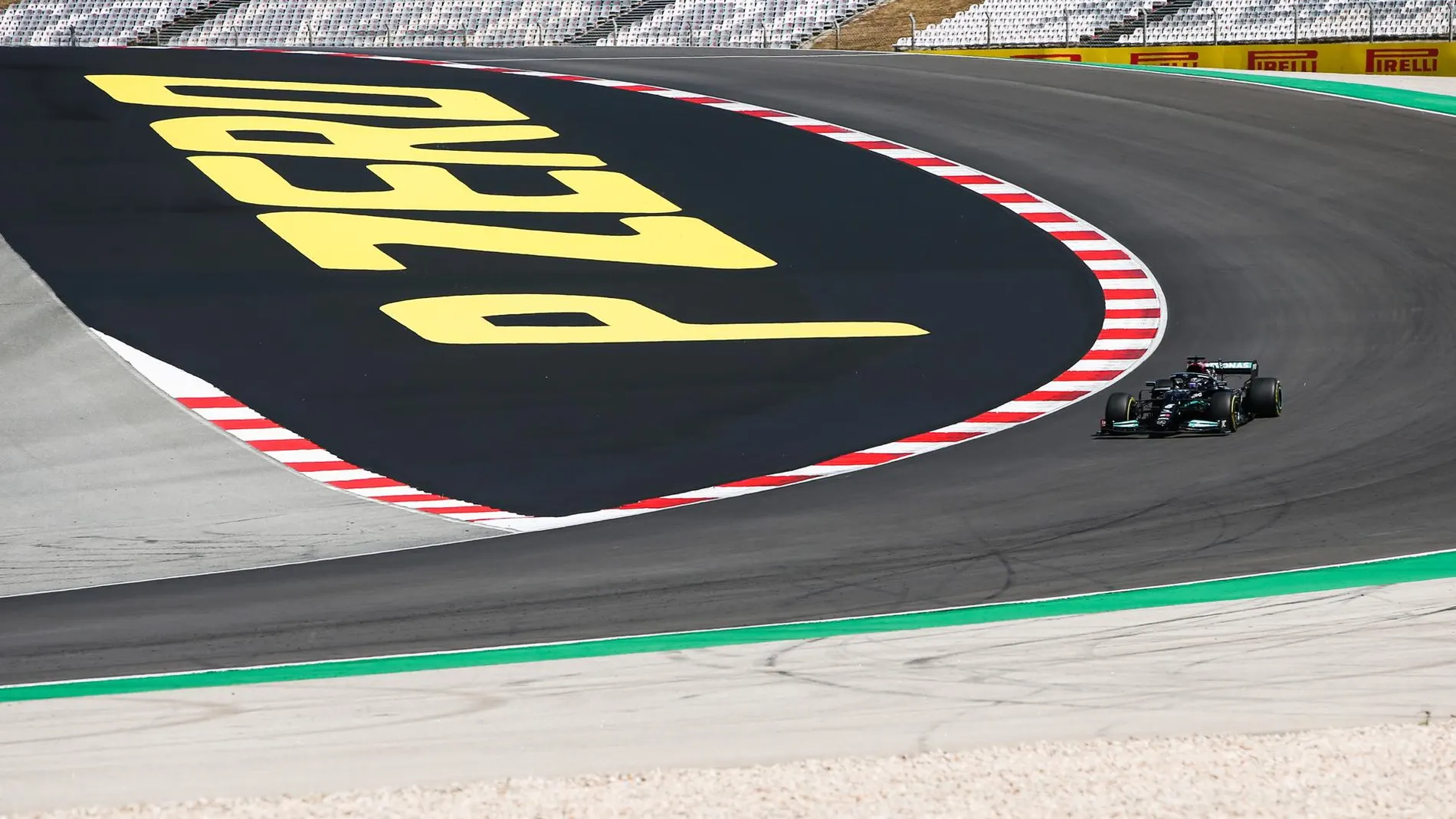 Lewis Hamilton en el Autodromo Internacional do Algarve Lewis Hamilton en el Autodromo Internacional do Algarve