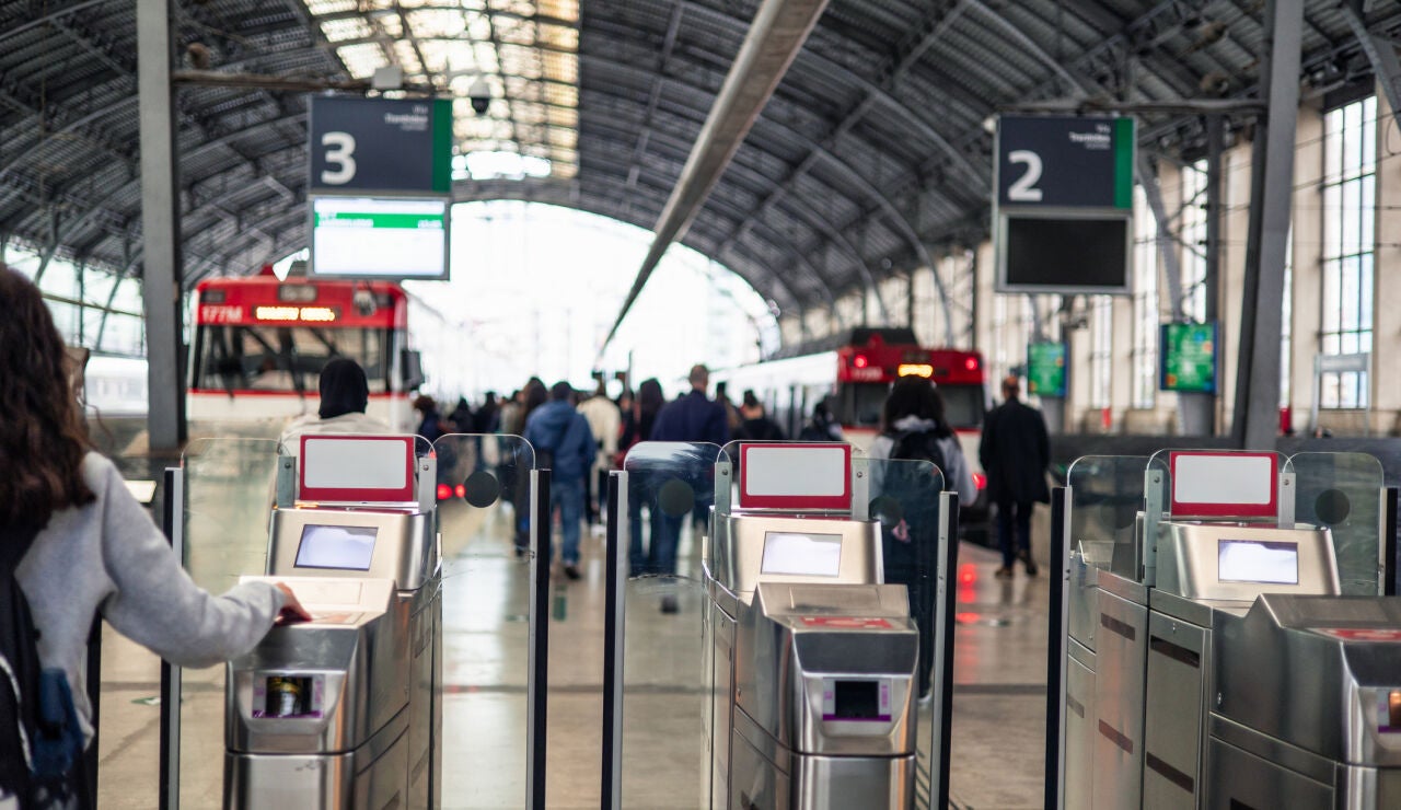 Chica joven pasando el billete del tren