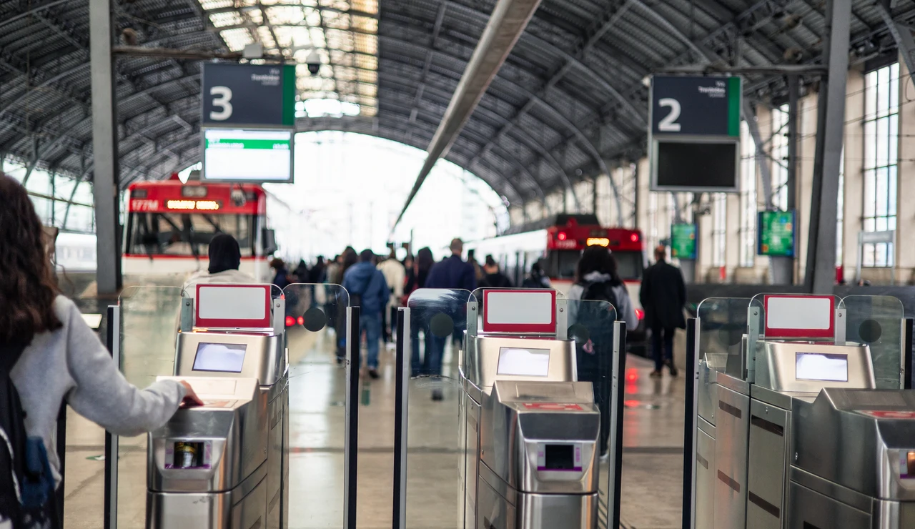 Chica joven pasando el billete del tren