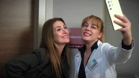 &iexcl;La bienvenida m&aacute;s especial! Bahar acompa&ntilde;a a &Ccedil;ağla en su primer d&iacute;a como doctora en el hospital