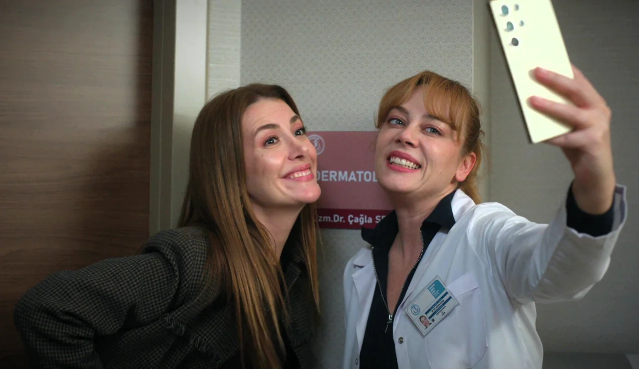 ¡La bienvenida más especial! Bahar acompaña a Çağla en su primer día como doctora en el hospital