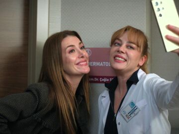&iexcl;La bienvenida m&aacute;s especial! Bahar acompa&ntilde;a a &Ccedil;ağla en su primer d&iacute;a como doctora en el hospital