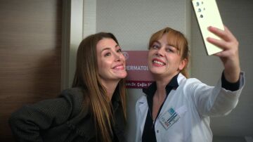 &iexcl;La bienvenida m&aacute;s especial! Bahar acompa&ntilde;a a &Ccedil;ağla en su primer d&iacute;a como doctora en el hospital