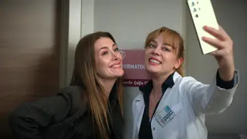 ¡La bienvenida más especial! Bahar acompaña a Çağla en su primer día como doctora en el hospital ¡La bienvenida más especial! Bahar acompaña a Çağla en su primer día como doctora en el hospital