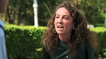 “Solo eres fuerte con nosotras”: Esme explota contra Kazim y lo abofetea antes de derrumbarse en sus brazos “Solo eres fuerte con nosotras”: Esme explota contra Kazim y lo abofetea antes de derrumbarse en sus brazos