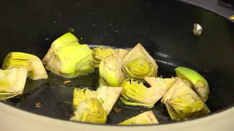Introduce las alcachofas, sazónalas y rehógalas Introduce las alcachofas, sazónalas y rehógalas