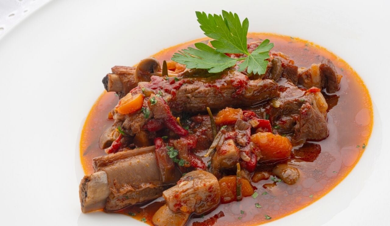 Costilla de cerdo guisada con champi&ntilde;ones