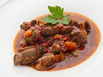 Costilla de cerdo guisada con champi&ntilde;ones