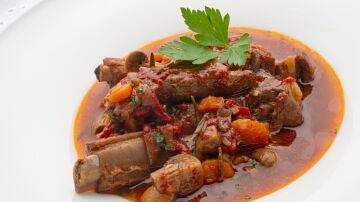 Costilla de cerdo guisada con champi&ntilde;ones