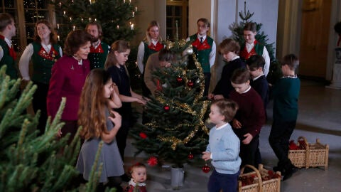 Familia real sueca decorando el árbol de Navidad