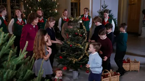 Familia real sueca decorando el árbol de Navidad Familia real sueca decorando el árbol de Navidad
