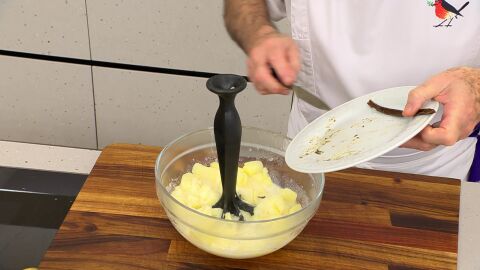 Agrega la leche y las semillas de la vainilla, y májalas bien