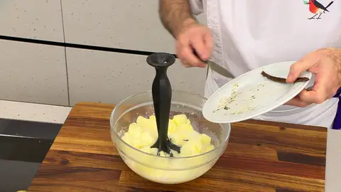 Agrega la leche y las semillas de la vainilla, y májalas bien Agrega la leche y las semillas de la vainilla, y májalas bien