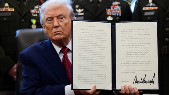 Trump muestra la orden por la que declara el fentanilo &ldquo;arma de destrucci&oacute;n masiva&rdquo;