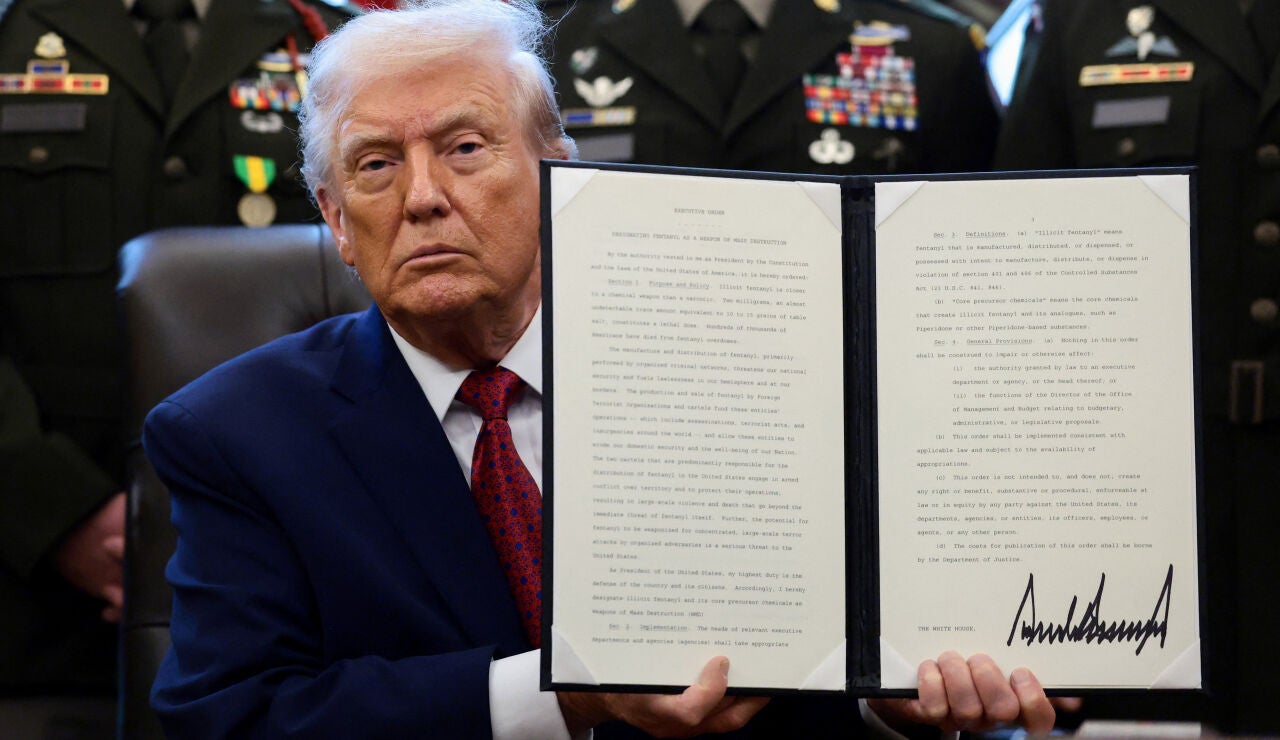 Trump muestra la orden por la que declara el fentanilo &ldquo;arma de destrucci&oacute;n masiva&rdquo;