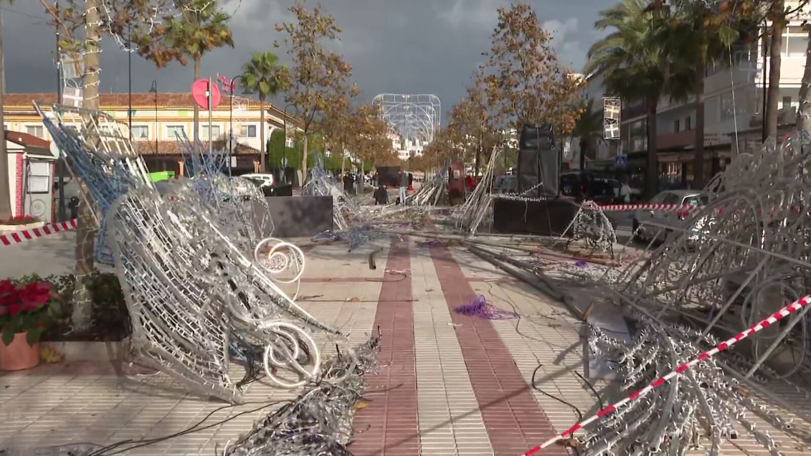 Una manga marina derriba el alumbrado navideño en La Cala de Mijas