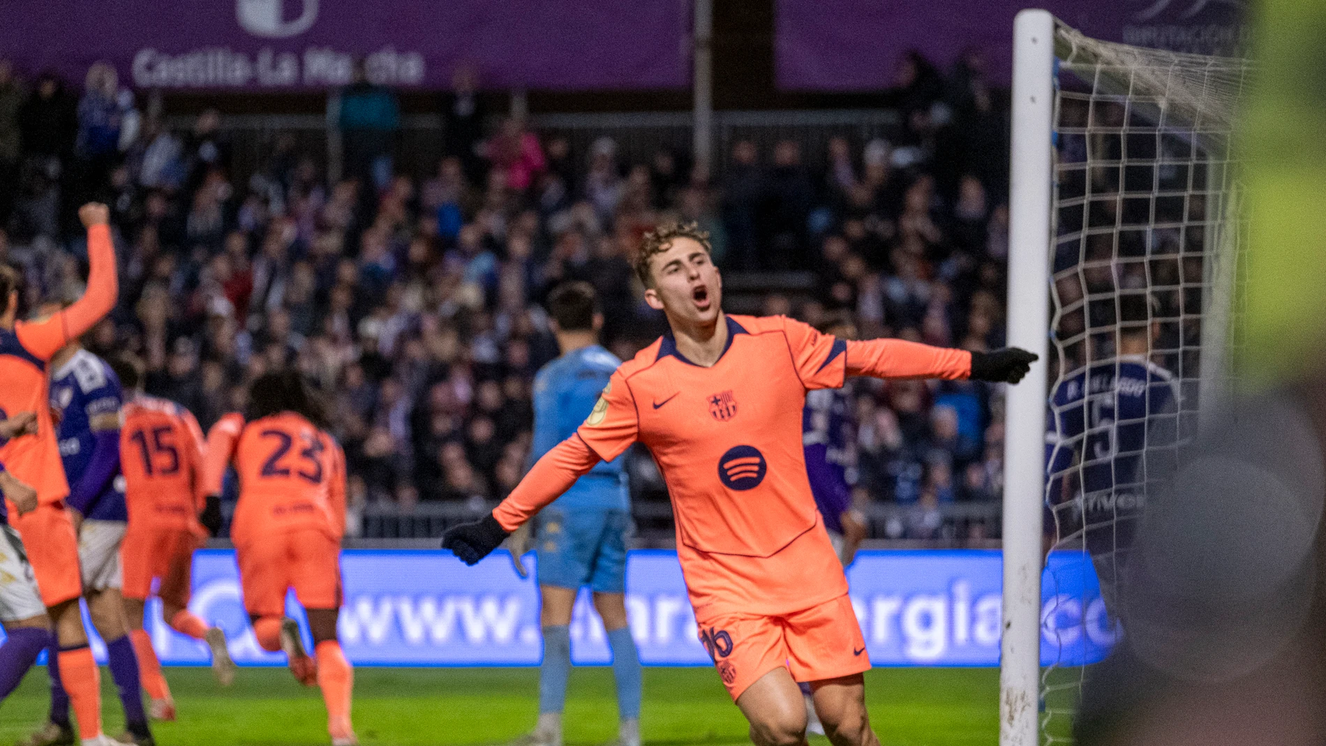 Fermín celebra el gol de Christensen ante el Guadalajara Fermín celebra el gol de Christensen ante el Guadalajara