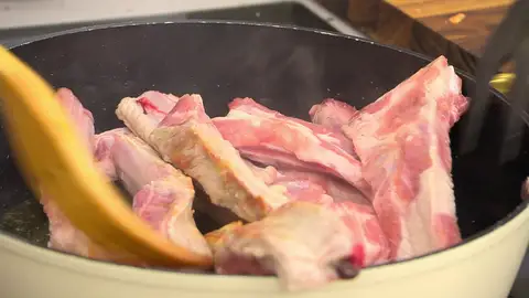 Salpimienta las costillas de cerdo, introdúcelas en la tartera y dóralas bien Salpimienta las costillas de cerdo, introdúcelas en la tartera y dóralas bien