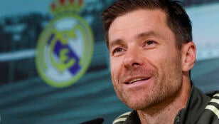 El entrenador Xabi Alonso en rueda de prensa