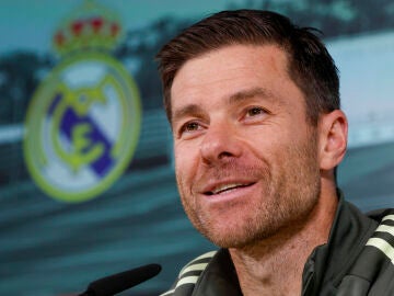 El entrenador Xabi Alonso en rueda de prensa